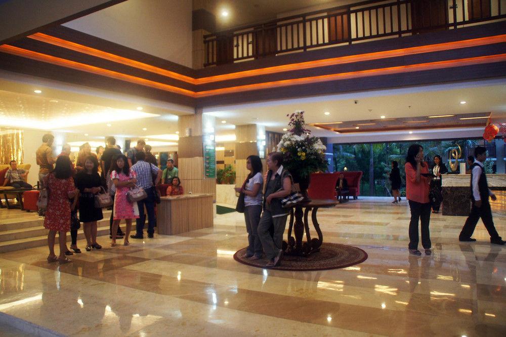 Grand Hap Solo Hotel Buitenkant foto